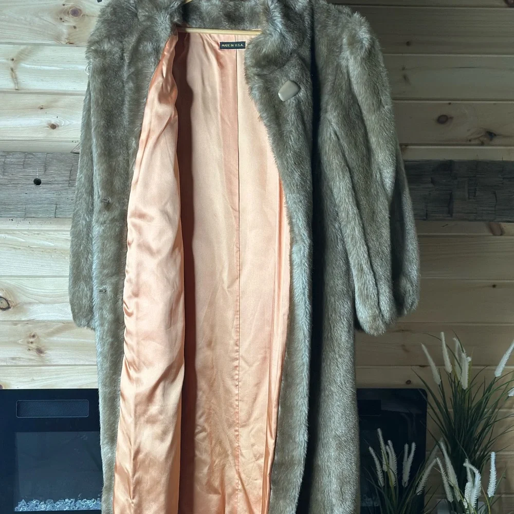 EUC Women’s Gorgeous Vintage Faux Fur Coat - Picture 3 of 14